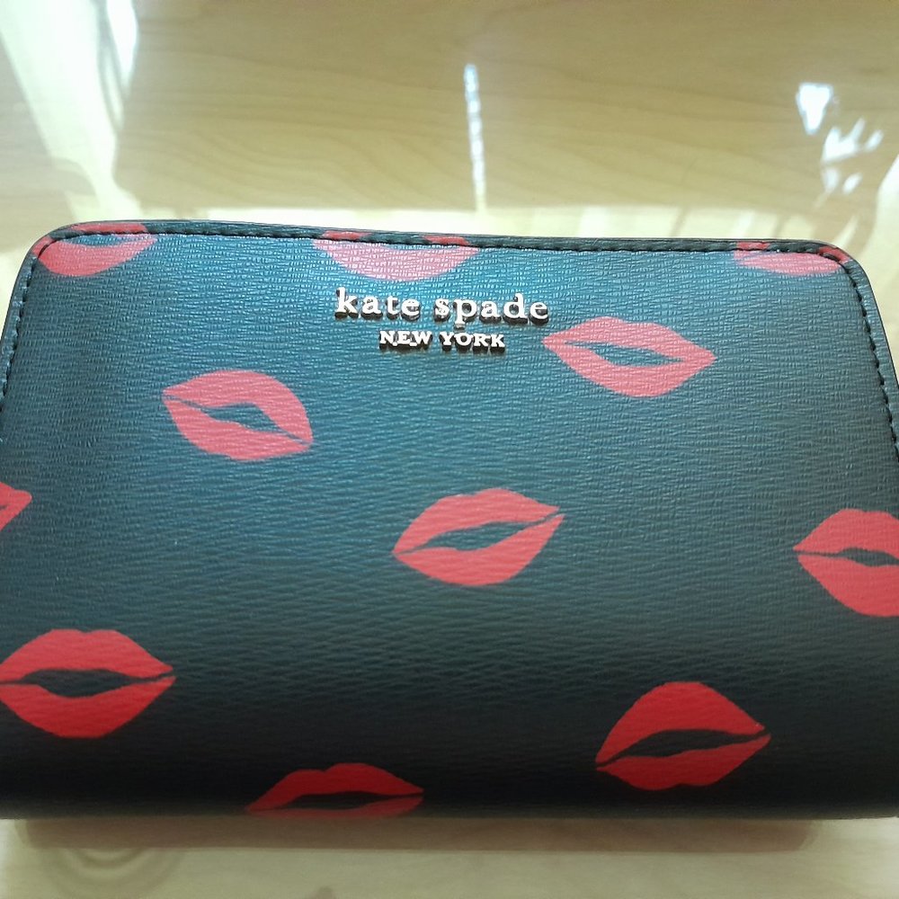 Kate Spade Spencer Kisses Compact Wallet BRAND NEW
